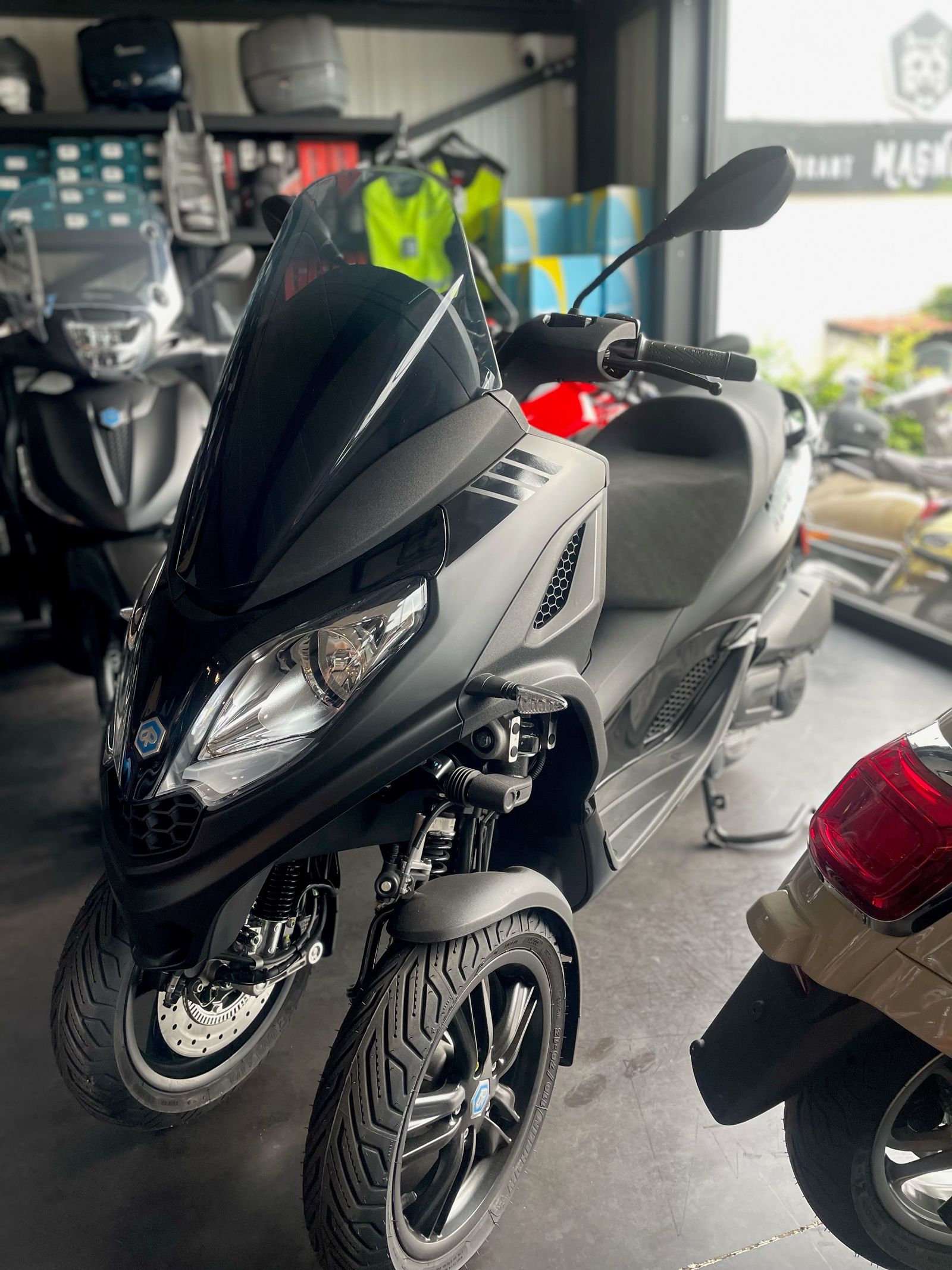 Piaggio MP3 300cc Deep Black special edition Vliegen